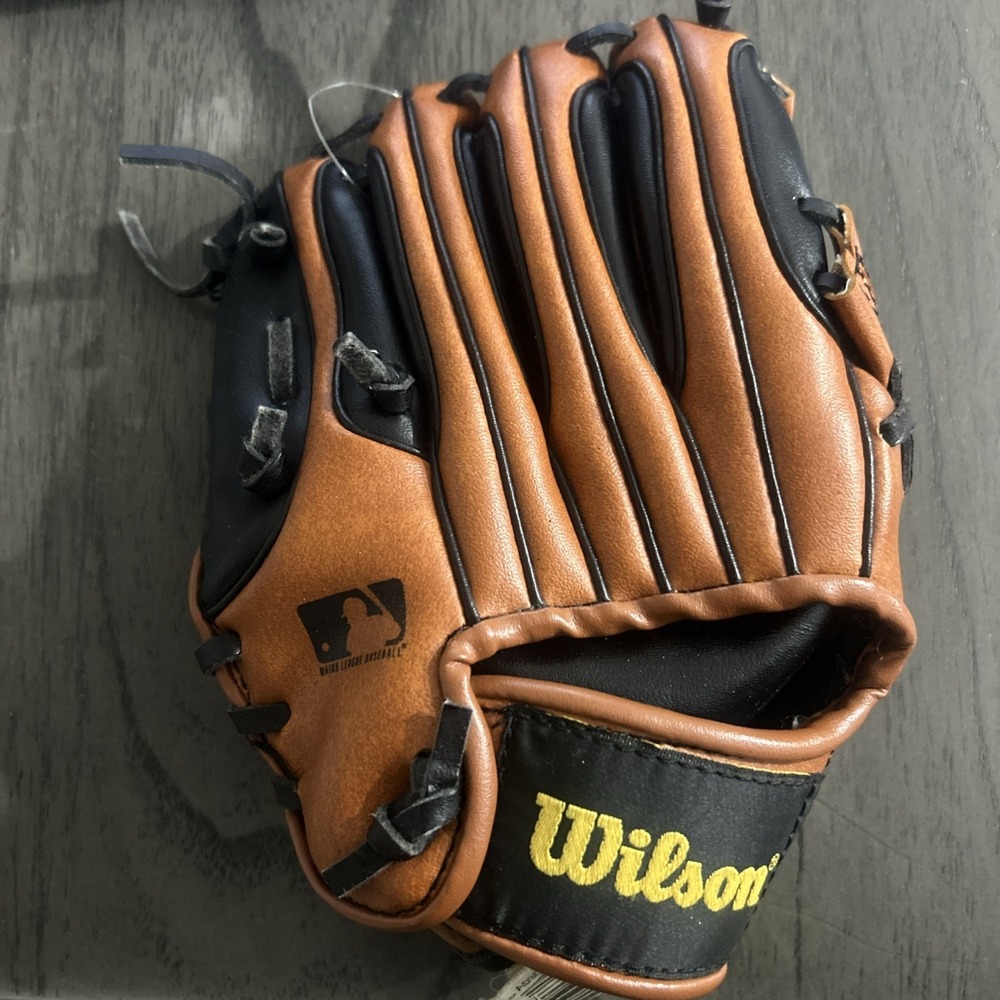 Wilson A0300 AS9 MLB Kids T-Ball Glove Barry Larkin Right Hand Throw Brown  9"